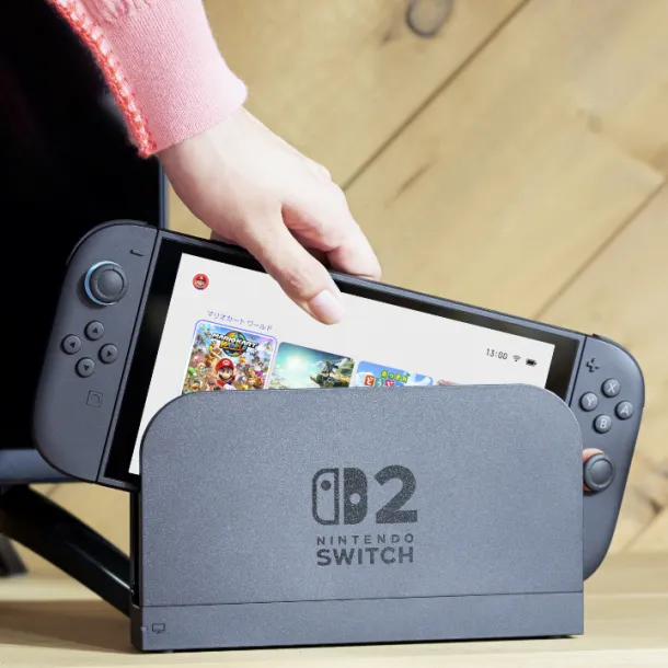 Plasser Nintendo Switch 2-konsollen i dokkingstasjonen